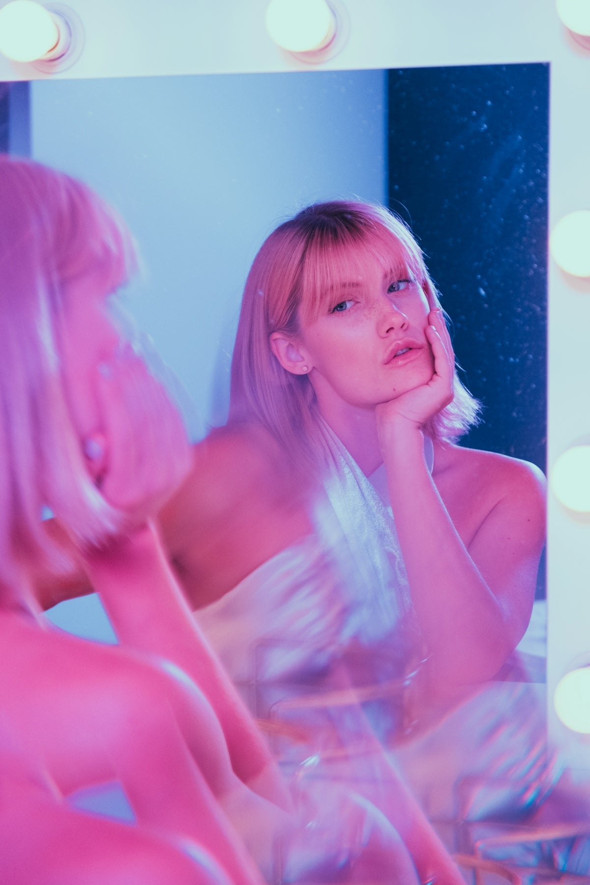 How to Choose Optimal Lighting for Your Makeup Vanity - Yanosaku Sotre