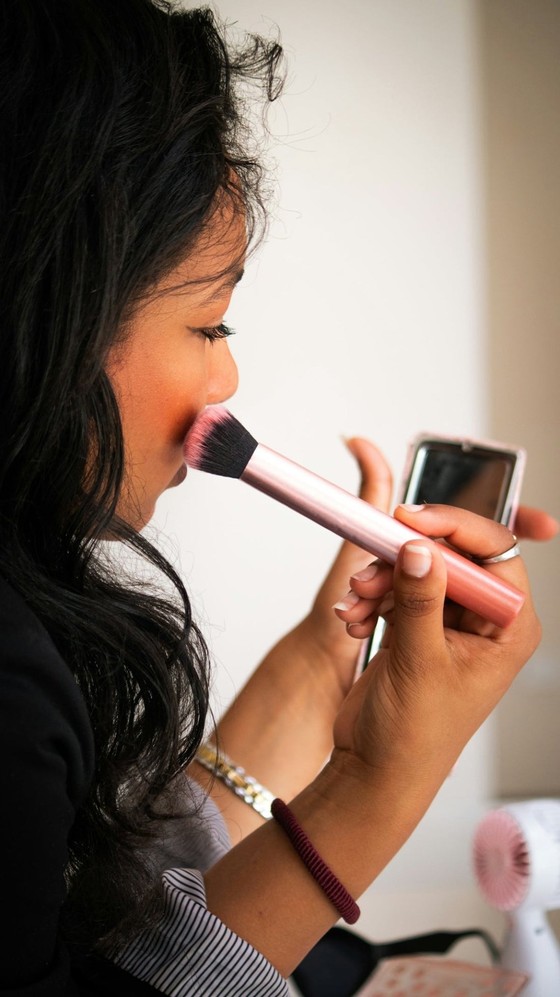 10 Essential Items You Need for an Ideal Makeup Vanity - Yanosaku Sotre