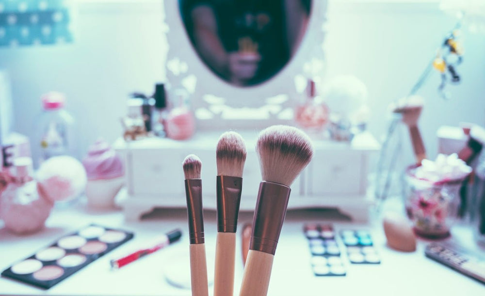 10 Must-Have Features for Your Ideal Makeup Vanity - Vektaya