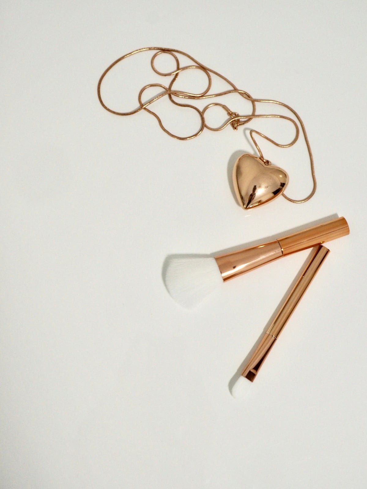 A Detailed Look into Materials and Finishes for Makeup Vanities - Vektaya