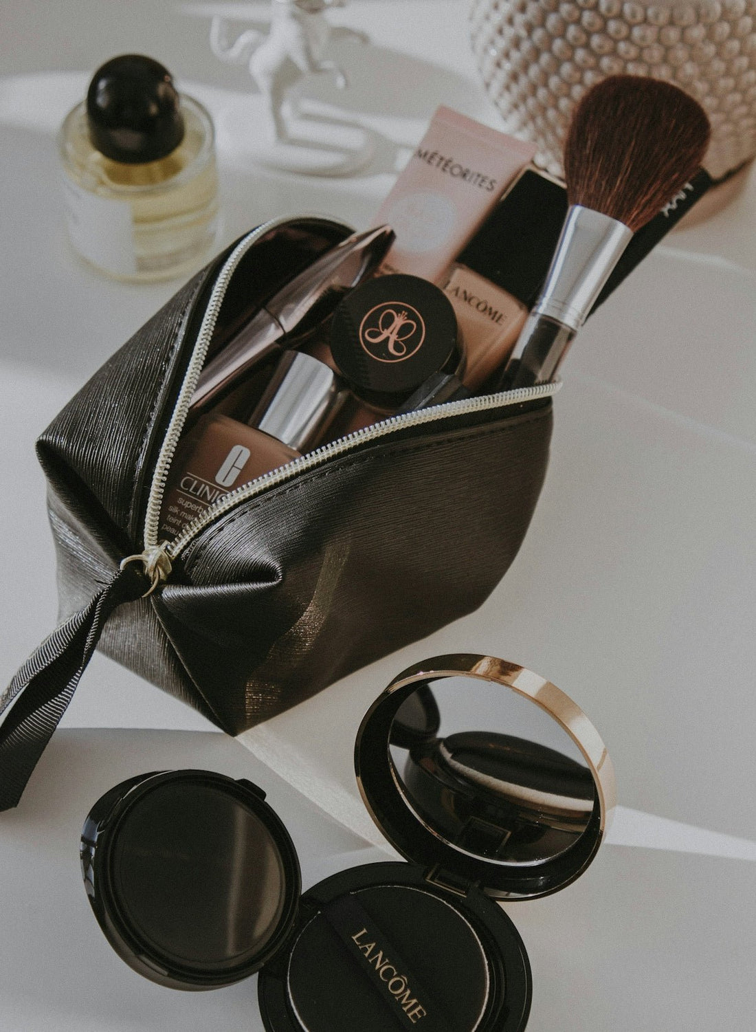 Explaining Different Styles of Makeup Vanities for All Tastes - Yanosaku Sotre