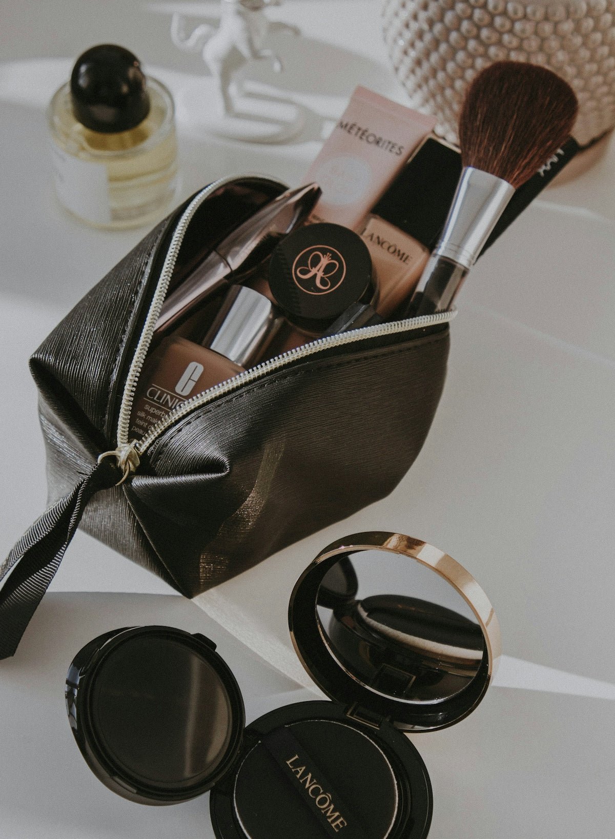 Explaining Different Styles of Makeup Vanities for All Tastes - Yanosaku Sotre
