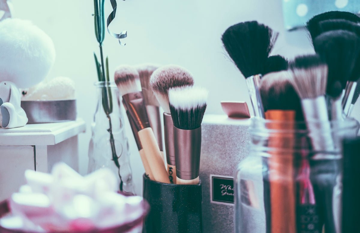 How to Choose the Perfect Vanity Lights for Makeup Application - Vektaya