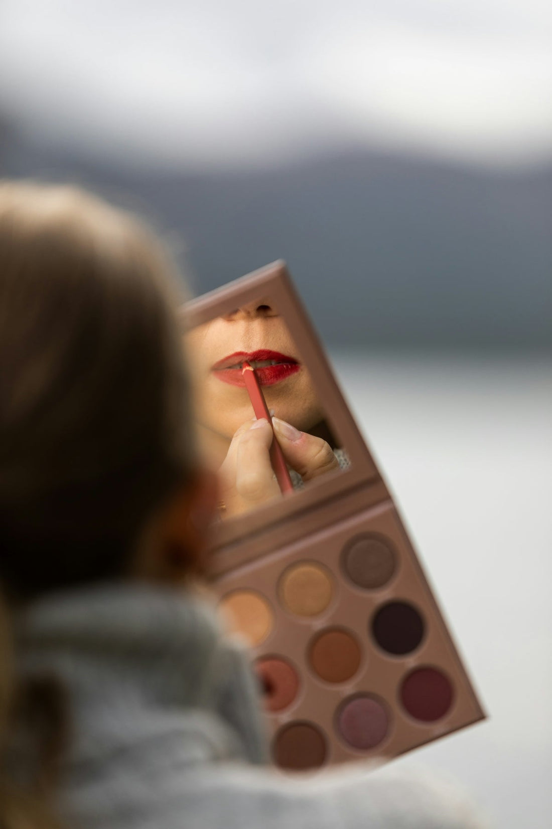 Tutorial on Creating a Stylish and Functional Makeup Vanity - Yanosaku Sotre