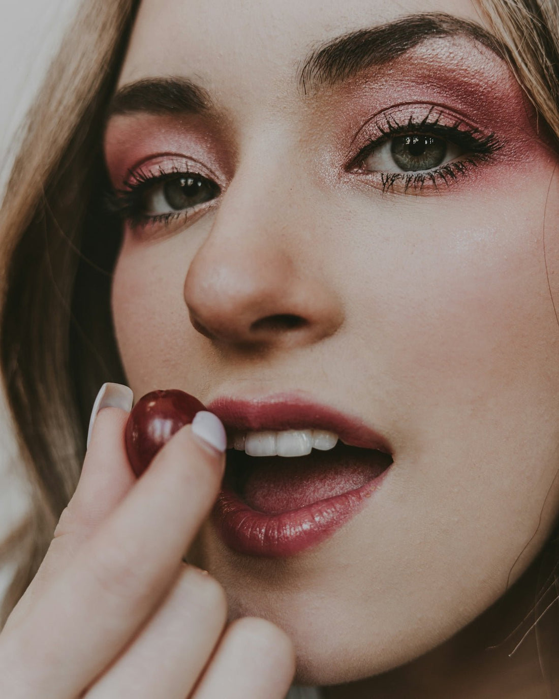 Uncovering the Must-Have Accessories for Your Vanity - Yanosaku Sotre